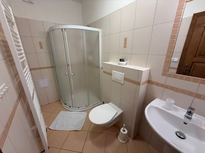 Koupelna se sprchovým koutem a WC