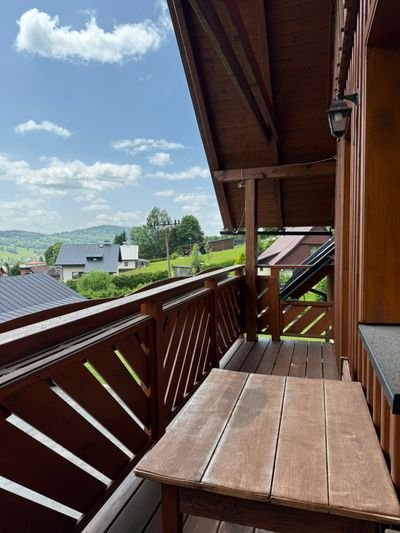 Apartmán 4 — dřevěný balkon s výhledem