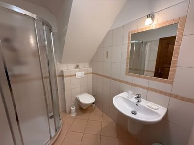 Apartmán 4 — koupelna se sprchou a umyvadlem