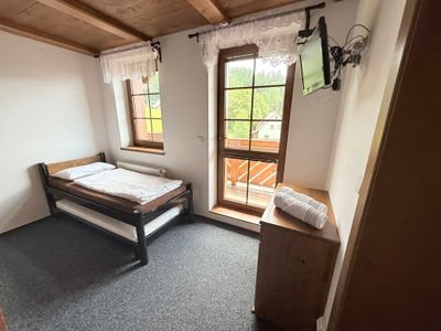 Apartmán 4 — jídelní stůl se židlemi