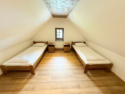 Apartmán 4 — lůžka v podkroví s dřevěným obložením