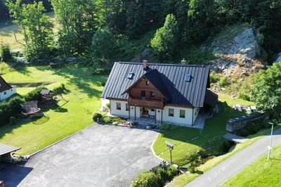 Letecký pohled na Apartmány Udatný a okolní krajinu v Rokytnici nad Jizerou