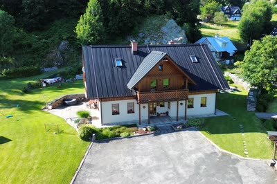 Zahrada s posezením u Apartmánů Udatný z ptačí perspektivy