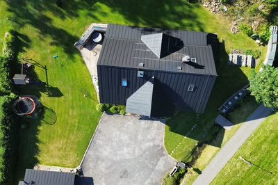 Pohled shora na Apartmány Udatný, zahradu a dětské hřiště