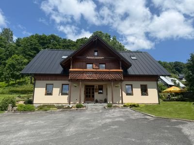 Apartmány Udatný — čelní pohled na horský dům s parkováním