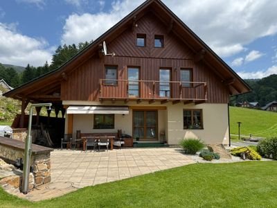 Dětské hřiště s klouzačkou a houpačkami