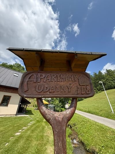 Pohled na dům z přístupové cesty