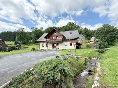 Široký záběr na dům a okolní krajinu