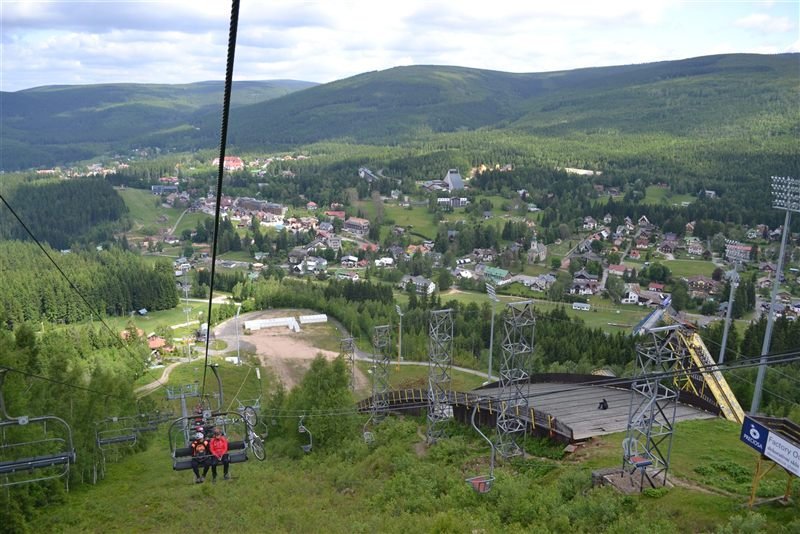 Harrachov — horské středisko v Krkonoších se skokanskými můstky