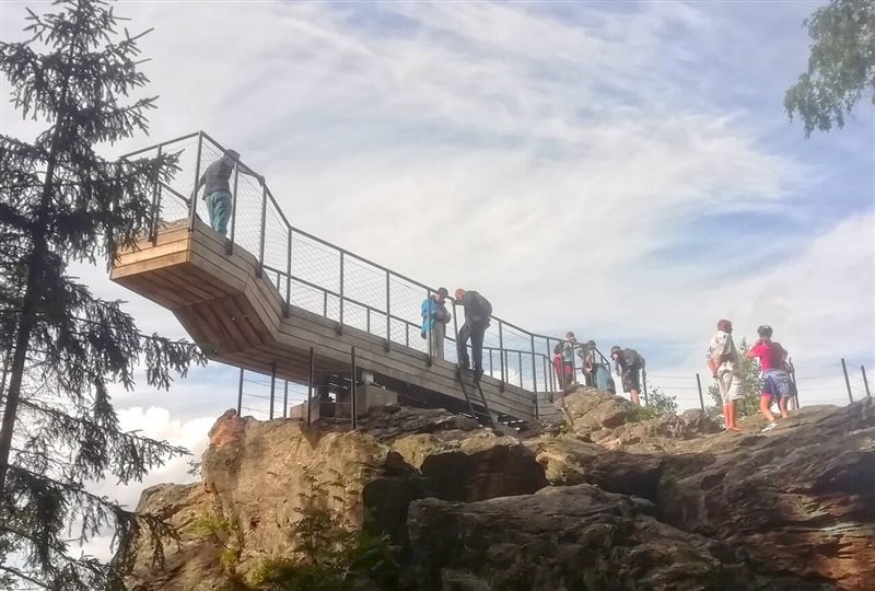 Výhlídka Stráž nad Rokytnicí nad Jizerou s výhledem do údolí